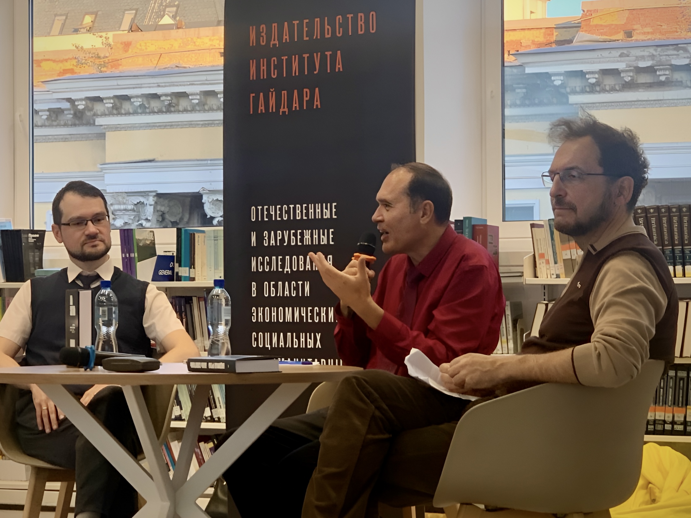 A discussion was held on Lan Xiaohuang's book The Visible Hand: The State and Economic Development in China